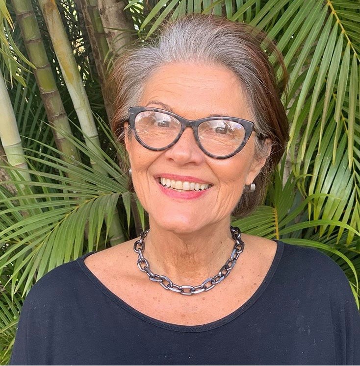 A maquiadora Renata Goulart do Val, mais charmosa do que nunca, assumiu seus cabelos brancos (aprovadíssimos) 