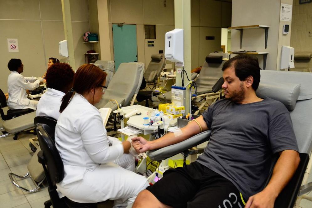 O analista de redes Giulliano Barbosa, doa sangue durante o evento Rolezinho no HemoRio em comemoração aos 450 anos da cidade