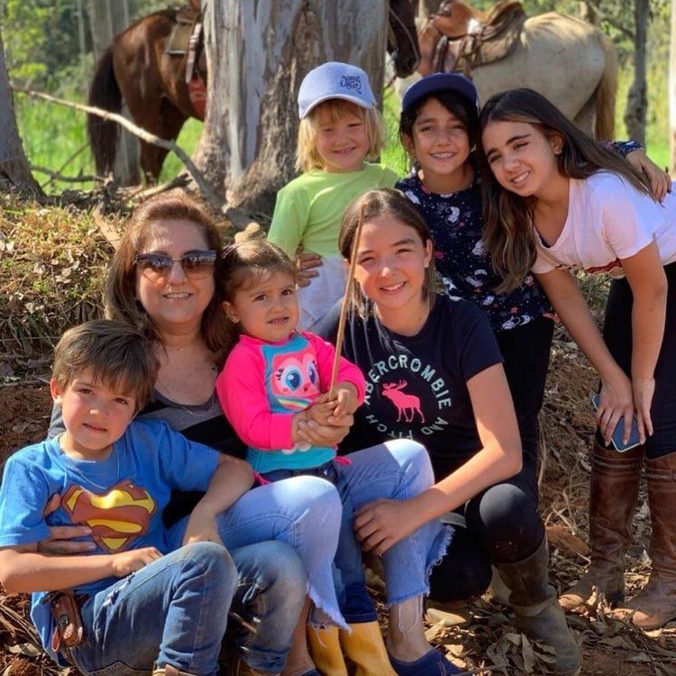 Empresária Dora Bittar, na Fazenda Santa Rita, com os netos: Henrique, Júlia, Beatriz, Felipe, Camila e Gabriela