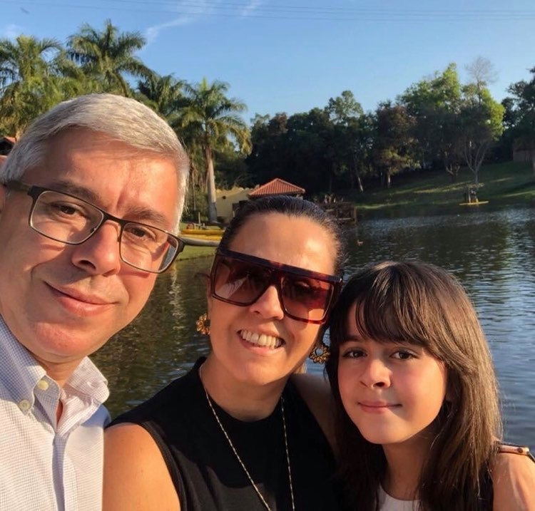Aniversariante do último dia 14, médica cardiologista, Gislaine Almeida, com o marido José Luis Monteiro e a filha Ana Luísa
