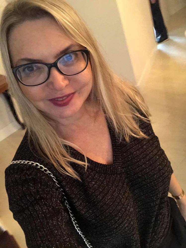 Ela desfila elegância diariamente em seu belo consultório: médica pneumologista Lilian Daher Hanna Benedetti