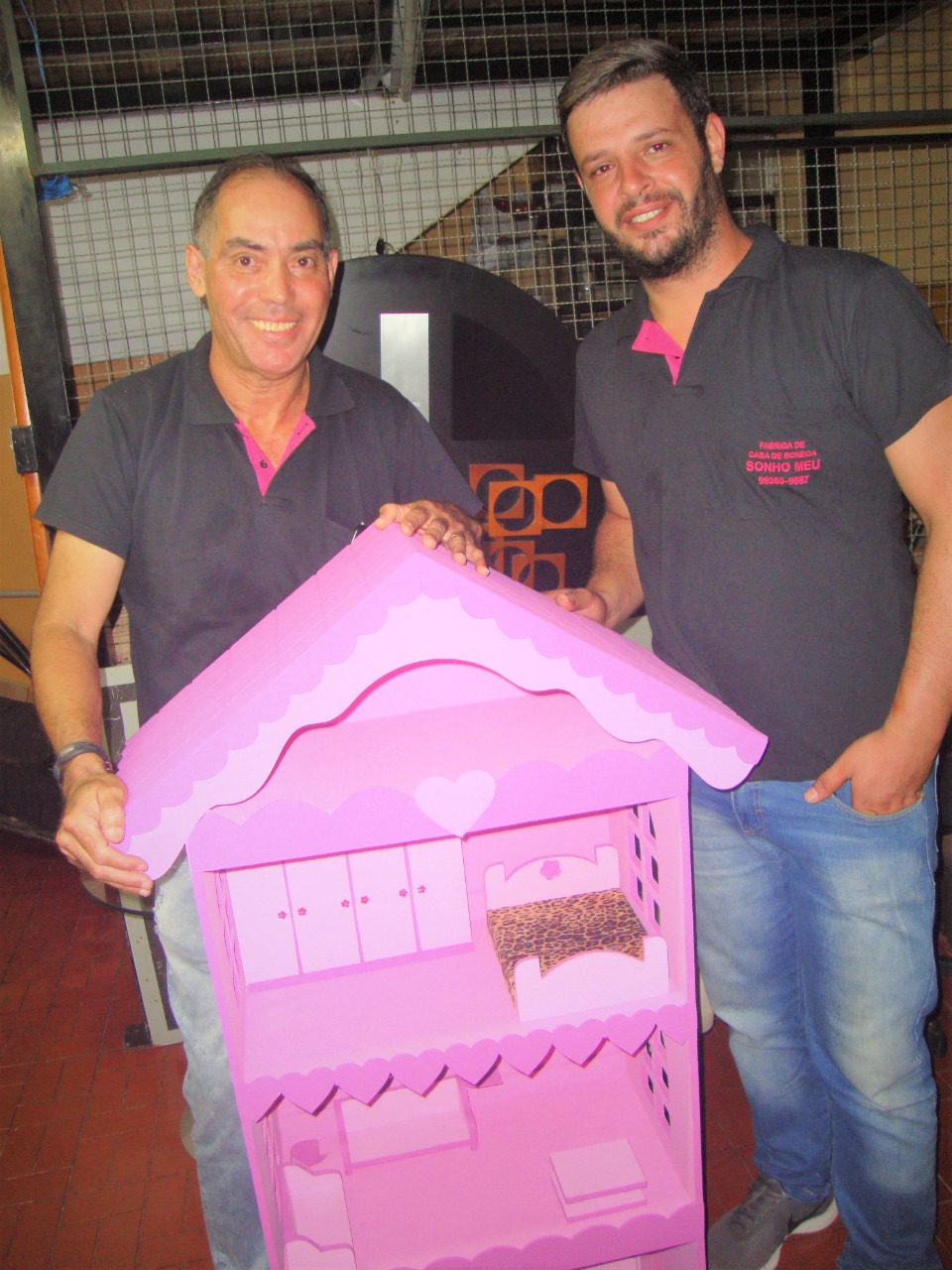 Da “Sonho Meu”/Fábrica de Casas de Boneca: Felipe Ramos (logística) e Luiz Carlos Alves (artesão).