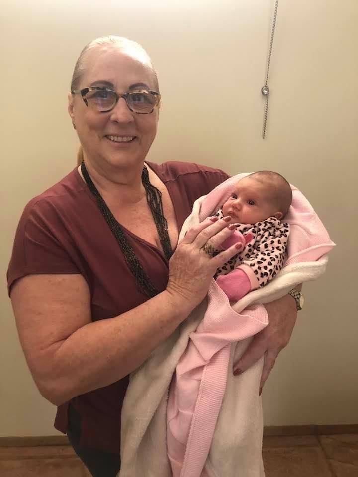 Cristina Presotto (Sra. José Gastão Barbosa Silveira) paparicando a mais nova netinha, Beatriz, que nasceu recentemente