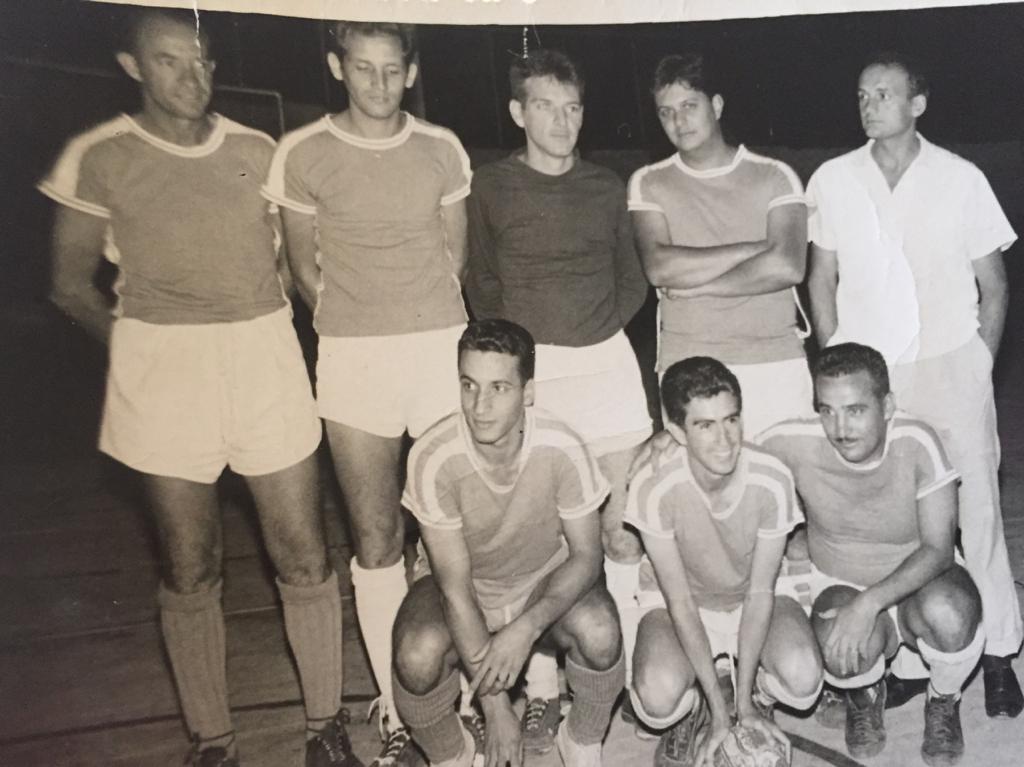 Esta foto mostra um dos times de futsal do Clube dos Bagres, formado durante o ano de 1965. Em pé, da esquerda para a direita: Ricardo Moreno, Toninho Maníglia, Chiquito, Vítor de Andrade e Franco; Agachados: Zezão, Egydio e Zezinho Sanches.