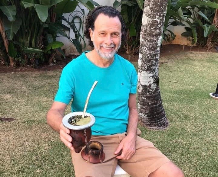 Como faz habitualmente em sua elegante vivenda, Agenor Gado saboreando um bom chimarrão