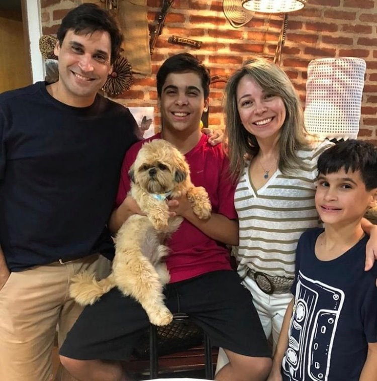 O aniversariante da semana passada Gabriel Guerra, com os pais José Alfredo e Sandra, o irmão Rafael e o pet Buster