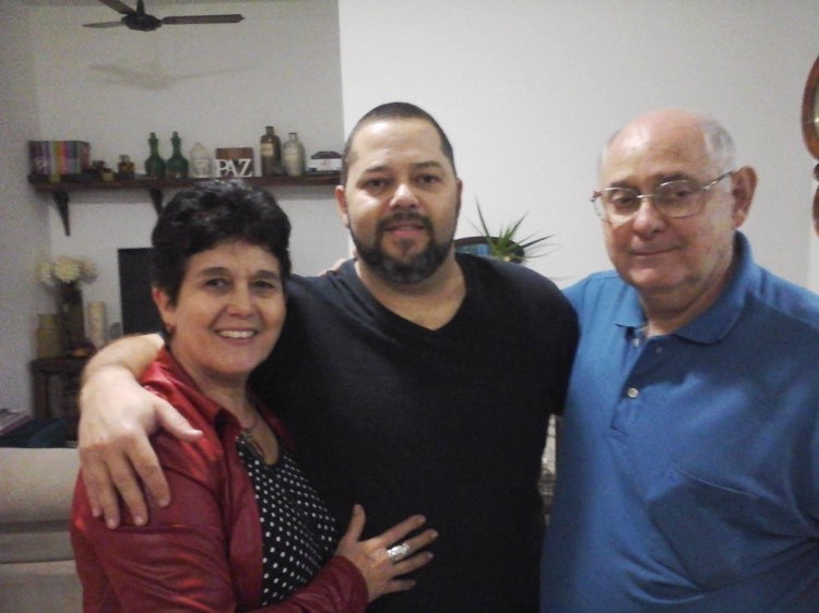 Fernandinho Couto Rosa (foto com os pais Nize Lane e Fernando) está fazendo sucesso com seu espaço “Sabores”