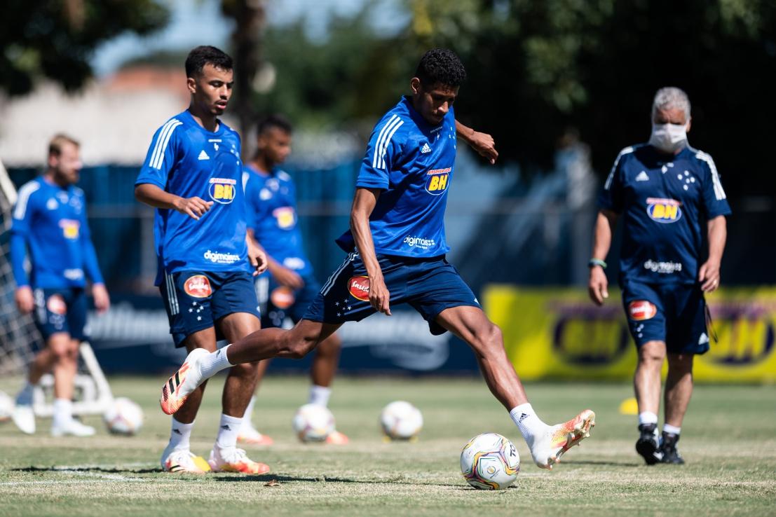 Jogadores do Cruzeiro durante treino na Toca da Raposa