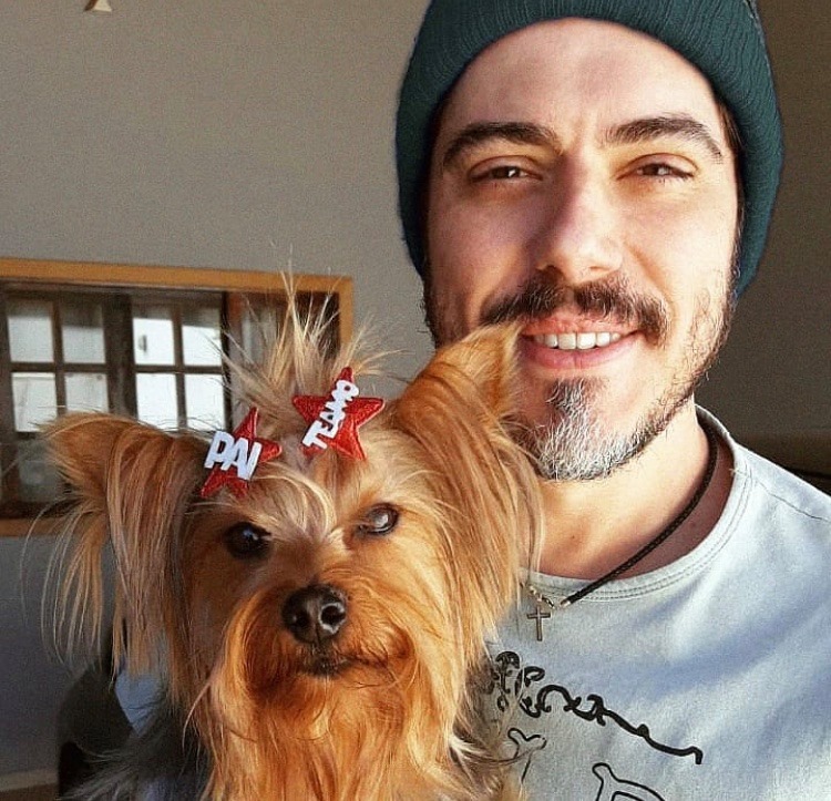 Amor de pai! El cantante Daniel Pimenta com sua pet Skye, em momento pra lá de especial
