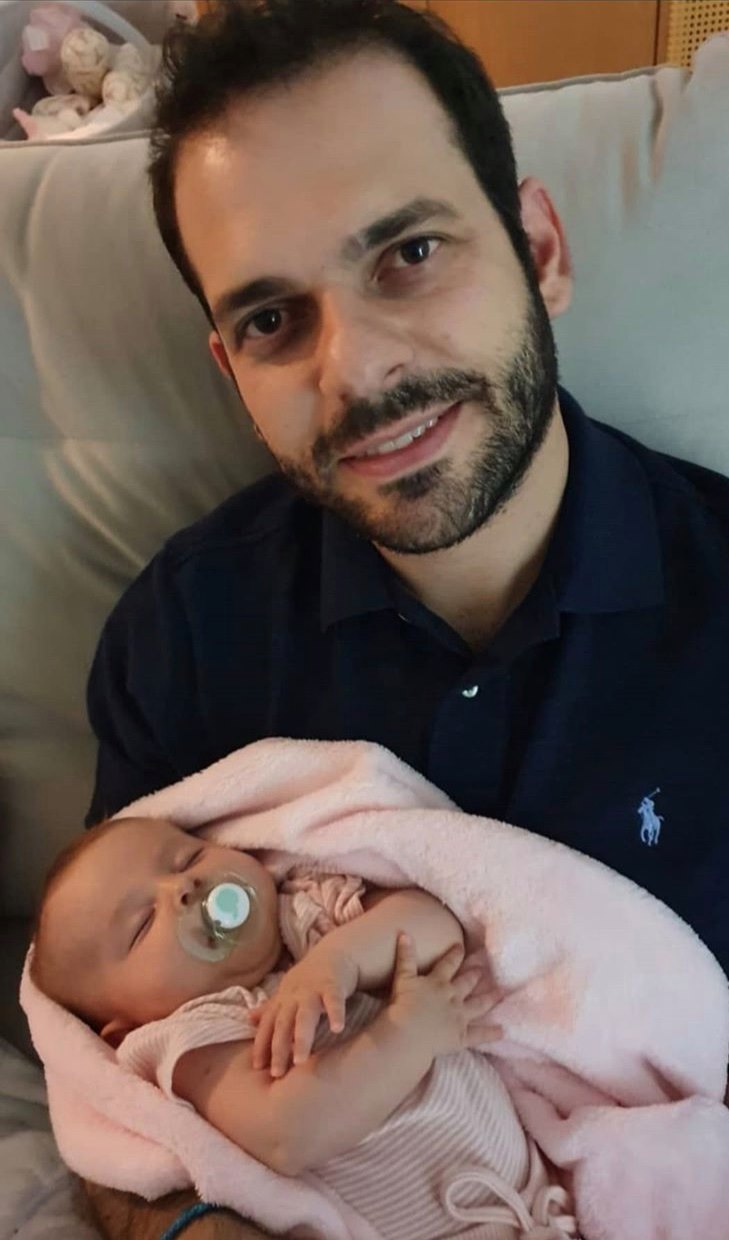 Todo feliz, papai Caio Silvestre Moscardini, paparicando a fofinha Clara (netinha da médica Rita Moscardini)