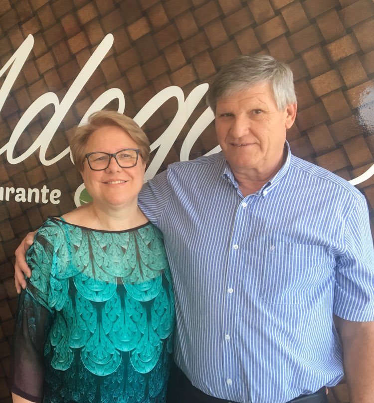 Fátima e Jefferson Carraro servem almoço diário e jantar às sextas e sábados (Delivery), no restaurante Adega - Pat. Paulista