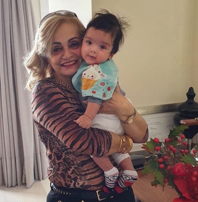 Paparicando o netinho Rafael, a empresária Sabah Chahoud Garcia (Posto Itamaraty)