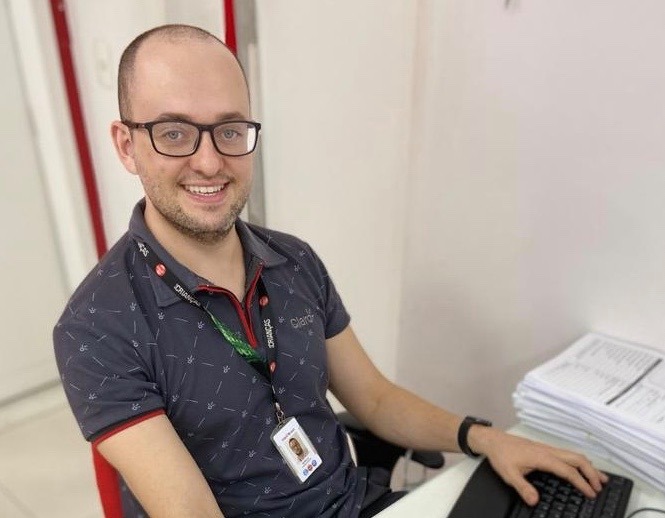 Murilo Stefani esbanja competência como sênior da loja Claro, do Franca Shopping