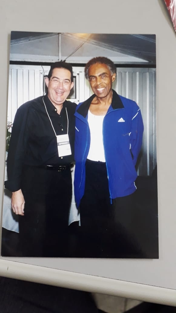 Eu e Gilberto Gil (na chegada de seu camarim numa Expoagro/quando retorna o superevento???).