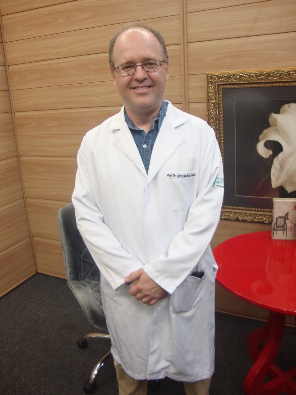 Conceituado médico (elogiadíssimo): Sélvio Simon.