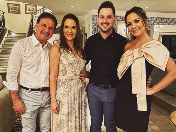 Chalim Savegnago e Shirley Savegnago festejaram 39 anos de casados e posaram para a foto com o filho Murilo e a nora Amanda