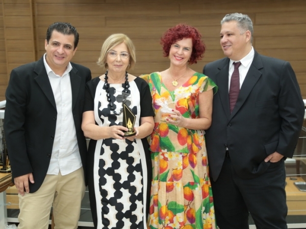 André Correa Neves, Sonia Machiavelli e Correa Neves Júnior com a empresária Flávia Lancha, em noite de homenagens antes da pandemia