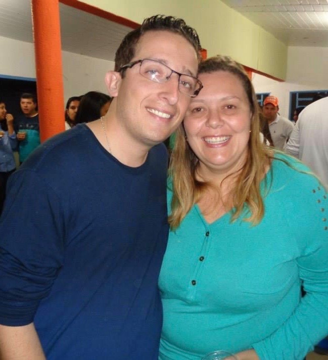 Aline Lourenço (foto com o marido Danilo Gomes) tem recebido elogios pelo seu trabalho na Bia Bella Decorações de Festas