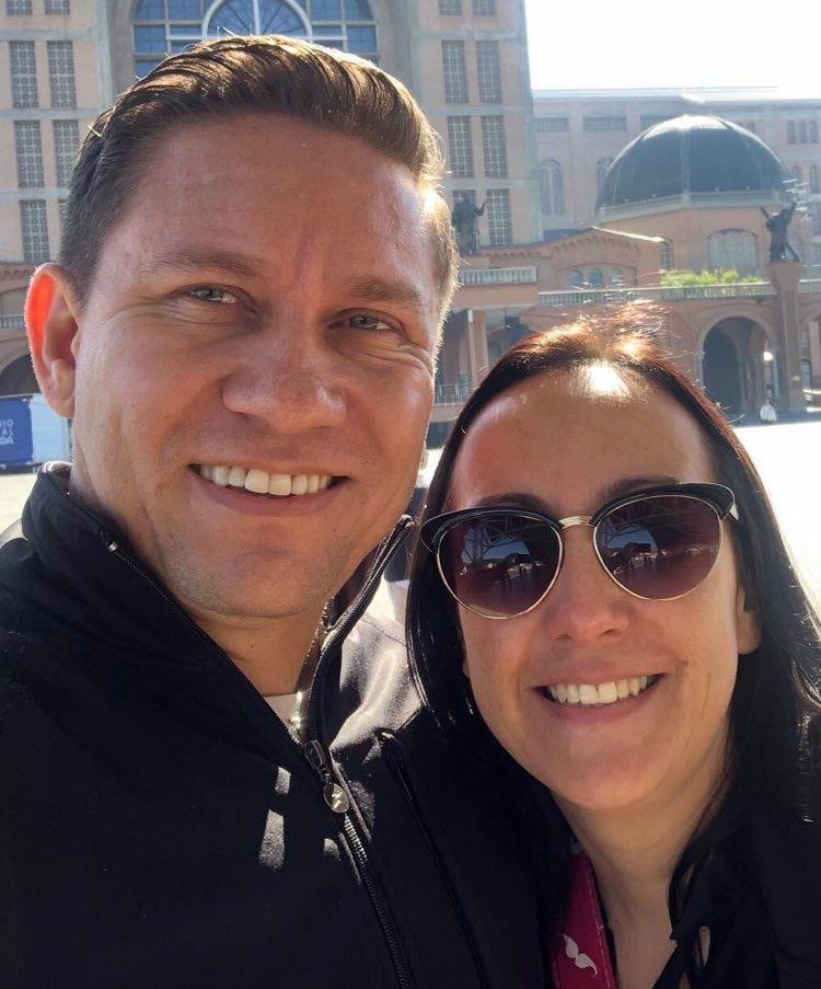 Empresário Juliano Lourenço (foto com a esposa Geizimara Barcellos) dirige, com sucesso, a Fuel Consultoria - postos de combustíveis