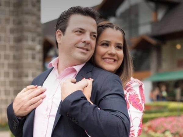 Delegado de polícia Armandinho Papacídero (click com a mulher Paulinha) recebeu cumprimentos pelo aniversário anteontem (18)