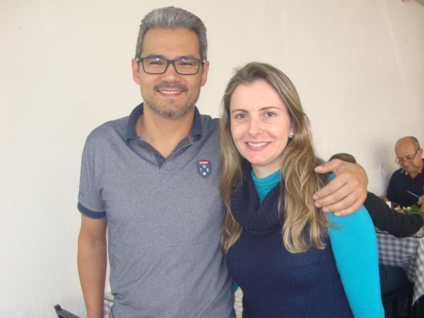 Daniel Varão e Beatriz Ávila no “Luizão Refeições” almoçando