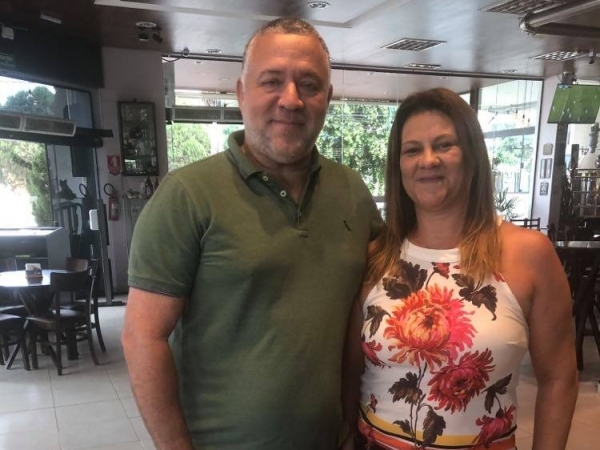 Luís Sérgio Freitas, com Alessandra Oliveira Freitas, no lançamento do almoço (carnes nobres) da Raposa do Ártico