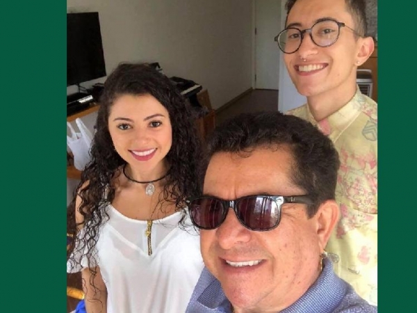 Família que canta e encanta: Solimões (da dupla sertaneja com Rionegro) e os filhos Carol Felizardo e Gabeu 