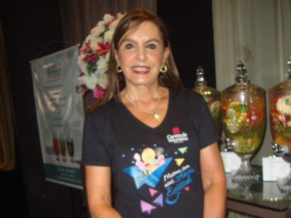 Dear socialite (voluntária no Hosp. do Câncer). Bonita e elegante: Letícia Boer