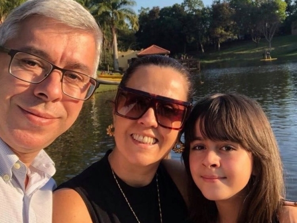 Gestora da Medicina Preventiva da Unimed, Gislaine Almeida, com o marido José Luís Monteiro e a filhota linda Ana Luísa