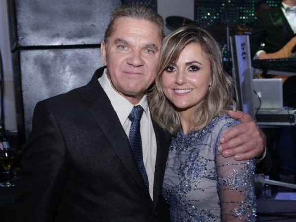 Pedro Conte, servindo sempre o melhor do melhor nos seus almoços do La Finestra, na foto o empresário e sua amada Suzi.