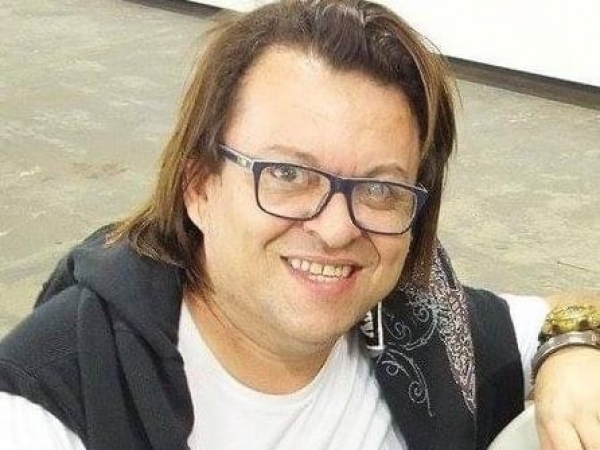 Cabeleireiro Paulinho Salmazzo esbanja competência em seu prestigiado e bem instalado salão, na Vila Formosa