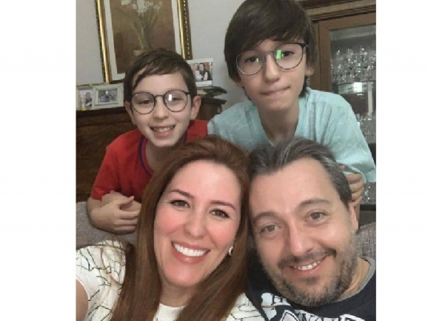 Casal médico Tarcila e Marcos Rogério Mazer, com os filhos (gracinhas e educados) Matheus e Thiago