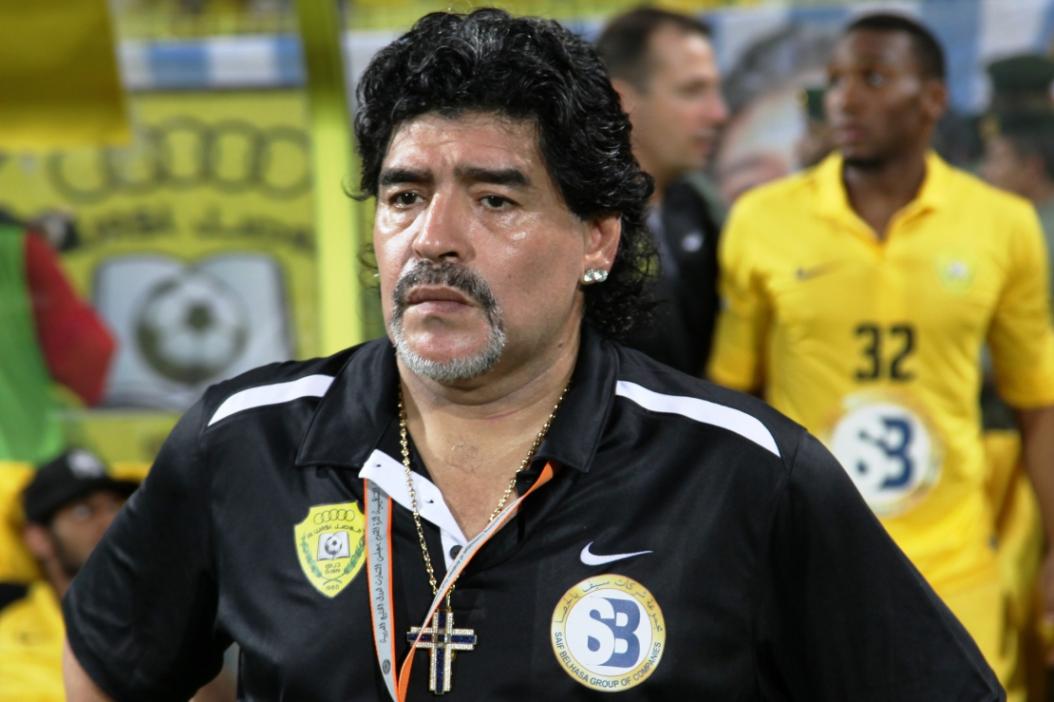 História. Ícone do futebol argentino, Maradona se destacou no Napoli, da Itália, nos anos 80; depois, passou pelo Sevilla e hoje atua como técnico do Gimnasia Y Esgrima