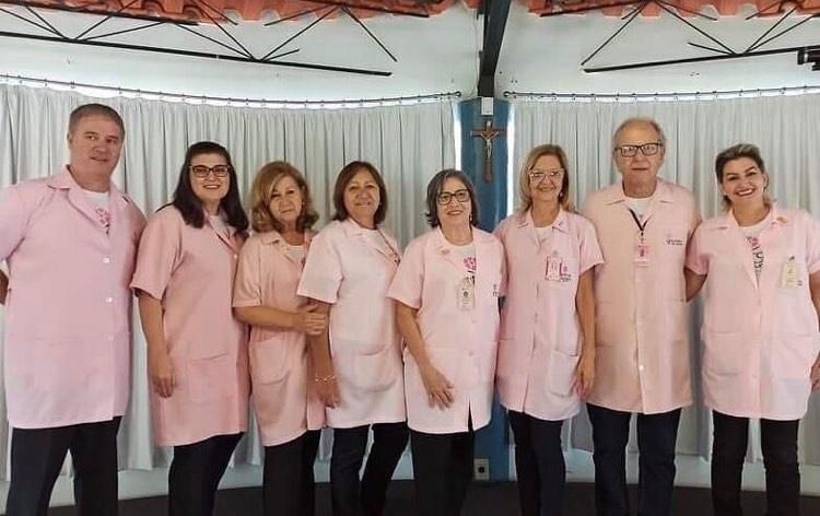 Dalila Barini, em foto especial com sua diretoria, foi reeleita presidente do Centro de Voluntários da Saúde de Franca