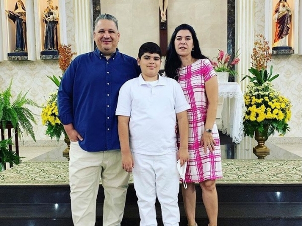 Simpaticíssimo e educado João Correa Neves (com os pais Correa Neves Junior e Milena Franchini) em sua Primeira Comunhão, na Paróquia Santo Antônio