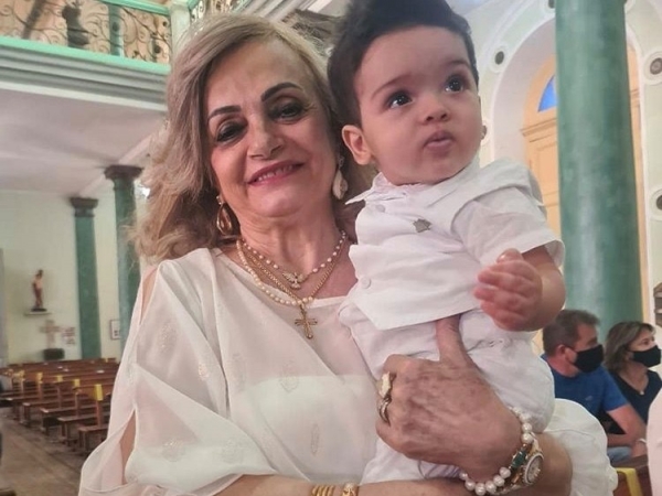 Fofinho Rafael, em seu primeiro Sacramento, domingo último (8) com a vovó apaixonada Sabah Chahoud Garcia