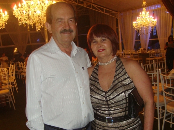Casal Leonel Cantano-Rosinha. Ela muda de idade amanhã (2ª)