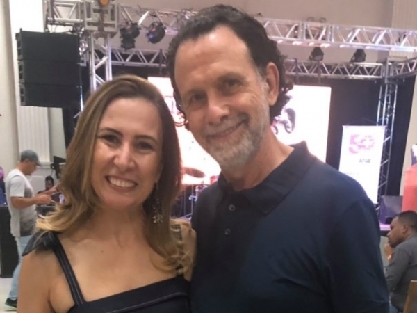 No prestigiado Lleilão da Apae de Franca, o presidente Agenor Gado e sua mulher (magérrima e linda) Adriane Micheletti