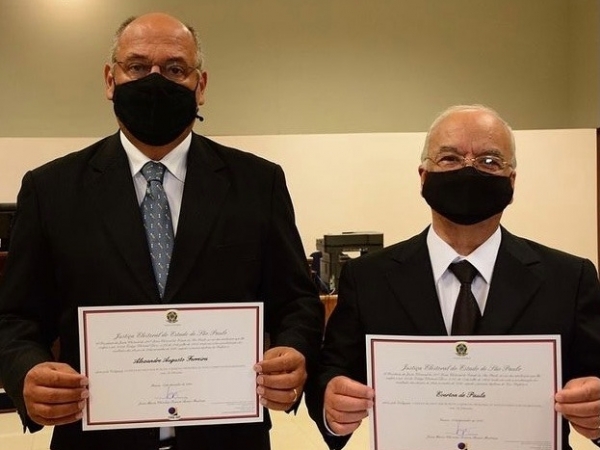 O prefeito eleito, Alexandre Ferreira, e o vice-prefeito eleito, Prof. Everton de Paula, diplomados pela Justiça Eleitoral 