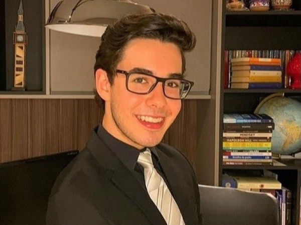 Empreendedor João Victor Patrocínio, antenadíssimo no mercado financeiro, esbanja simpatia nas redes sociais 