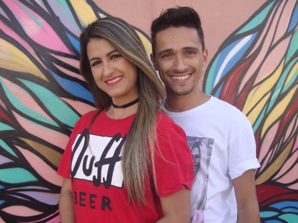 Muito amigos defronte a um painel que causou na Pe. Anchieta: Leka Souza e Vitor Souza.