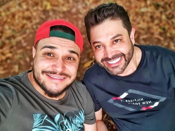 Thiago Esteffanato e o gerente do Magazine Luiza (Centro), Luciano Marques, encerrando mais um ano juntos, apaixonados