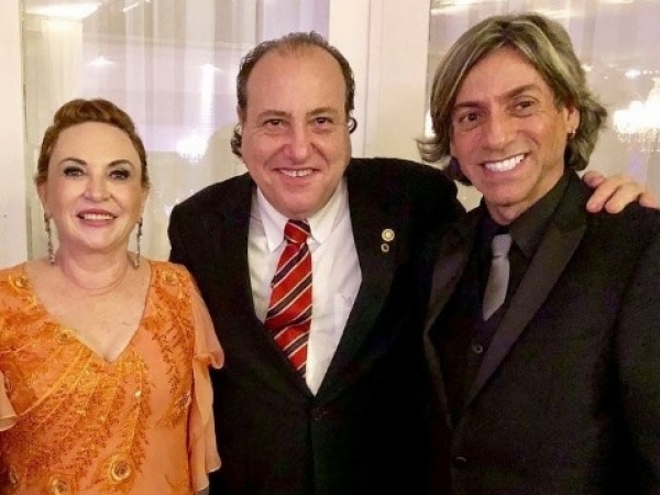 Relembrando evento badalado, os colunistas Denise Cursino (Catanduva-SP) e Amir Calil (Rib. Preto-SP) com Well