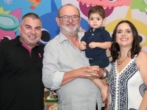 Bento comemorou 2 aninhos e posou para a foto com os papais Gabriel Monteiro e Marcela e o vovô Andrade