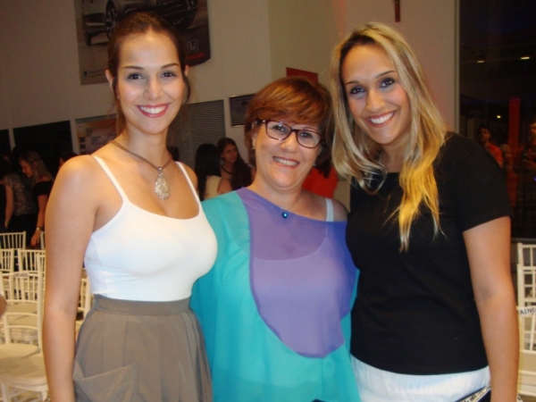 Isabela, Stelinha/mãe/ao centro e Marília Bettarello.