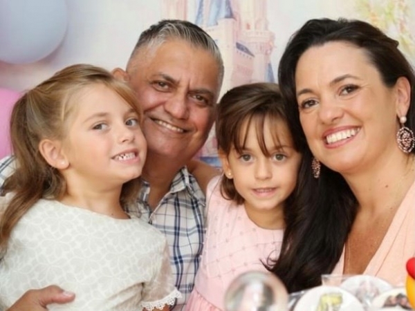 Casal médico, Pedro Couri e Andreza Bitro, com as filhinhas gêmeas Julia e Helena, em sua festa de aniversário dia desses