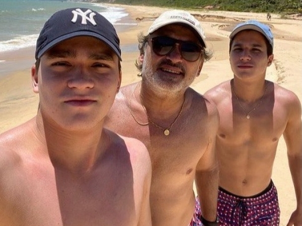 No Arraial D’Ajuda, o promotor Joaquim Rezende com os filhos João Gabriel e Luís Felipe (a bela Claudia, ausente no click)