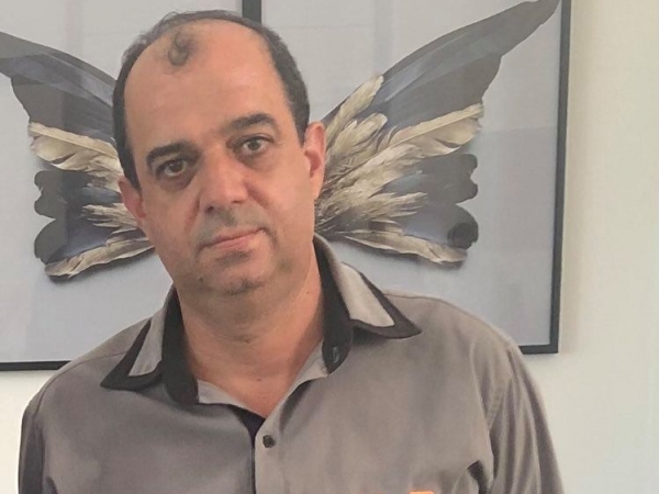 O simpático Juninho está feliz com o sucesso da Liquidação de Janeiro, em sua movimentada loja P&B Móveis de Decoração