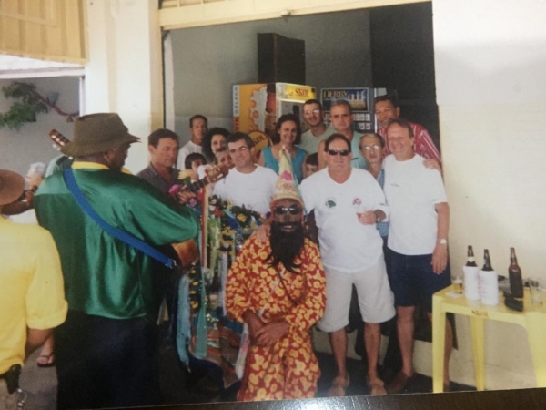 Aí na foto, apreciando a cantoria, estou ao lado dos saudosos, Meira, Expressinho, e mais o Wagninho, Sílvio, dona Aparecida (esposa do Meira), Haroldo, Péterson, entre muitos outros. Uma gostosa trdição.