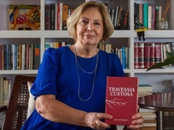 Sônia Machiavelli posou para este flash, exibindo sua obra, lançada recentemente, “Travessia Custosa”